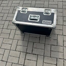 Černý transportní kufr s hliníkovými hranami a kovovými rohy. Na přední straně je nápis ProCase v obdélníkovém rámečku. Kufr má dvě horní zámky a jed…