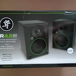 Fotografie zachycuje krabici od studiových monitorů. Na balení je nápis CR 4.5 BT, CREATIVE REFERENCE™ STUDIO MONITORS WITH TONE CONTROL AND BLUETOOT…