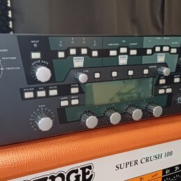 Černý rackový kytarový procesor s nápisem KEMPER a označením PROFILING AMPLIFIER. Přední panel obsahuje řadu tlačítek, otočných ovladačů a centrální…