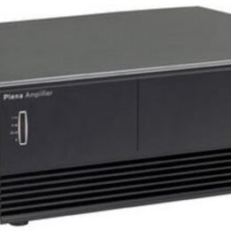 Černý rackový zesilovač s kovovým povrchem a chladicími žebry v dolní části předního panelu. Na přední straně je nápis Plena Amplifier, přepínač a v…