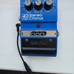 Modrý kytarový efekt s nápisem FX Stereo 65 Chorus. Na horní části jsou tři ovládací knoflíky s popisky SPEED, DELAY TIME a DEPTH. Spodní část obsahu…