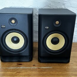 Dva černé studiové monitory s žlutými membránami basových reproduktorů. Na přední straně každého reproduktoru je umístěno logo KRK SYSTEMS. Povrch sk…