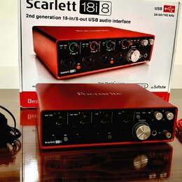 Červená USB audio rozhraní Focusrite Scarlett 18i8 s kovovým povrchem. Na přední straně jsou vidět regulační knofíky, přepínače a konektory. Vedle za…