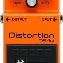 Oranžový kytarový efekt s nápisy Distortion a DS-1w. Na horní části jsou tři ovládací knoflíky s popisky TONE, LEVEL a DIST, kontrolka CHECK a přepín…