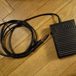 Černý sustain pedál z plastu s žebrovaným povrchem. Na horní části je vyraženo logo YAMAHA. K pedálu vede černý kabel zakončený 6,3mm jack konektorem.