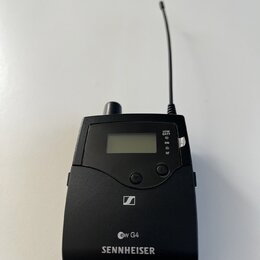 Černý bezdrátový vysílač s anténou a malým displejem. Na přední straně jsou nápisy LOW BATT, ON, RF a označení ew G4. Ve spodní části je bílý nápis S…