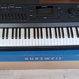 Černý digitální klavír s bílými a černými klávesami. Na levé straně horního panelu je nápis KURZWEIL a vpravo nápis Forte. Nástroj je umístěn na kart…