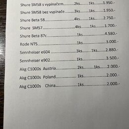 Fotografie bílého papíru s vytištěným seznamem mikrofonů určených k prodeji. Seznam obsahuje modely značek Shure, Rode, Sennheiser a Akg spolu s počt…
