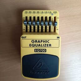 Žlutý kytarový pedál s černým horním panelem. Na černém panelu je logo a nápis behringer, níže je uveden model EQ700 a text GRAPHIC EQUALIZER. Zaříze…