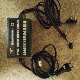 Černý napájecí adaptér s nápisem MULTI POWER SUPPLY a SEPARATE ISOLATED 4X DC10V / 100mA. Na boku je uveden text - SMRCKAEFFECTS - a označení DC 230V…