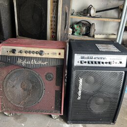 Na fotografii jsou tři kytarové komba. V popředí vlevo stojí červené kombo s nápisem „Higglers & Keffner“ a logem „Bassman“. V popředí vpravo je čern…