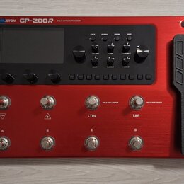 Červený kytarový procesor s nápisem VALETON GP-200R MULTI-EFFECTS PROCESSOR. Zařízení má displej, několik ovládacích knoflíků a řadu tlačítek. V doln…