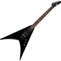 Černá elektrická kytara s ostře hranatým tělem ve tvaru V. Na hlavě hmatníku je bílé logo LTD. Nástroj má dva humbuckery, ladicí kolíky stříbrné barv…