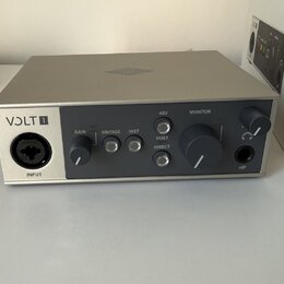 Stříbrnošedý audio rozhraní s nápisem VOLT 1 na levé straně. Přední panel obsahuje vstup INPUT, knoflík GAIN, tlačítka VINTAGE a INST, přepínač HOST…