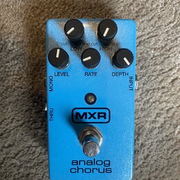 Modrý efekt pedál s nápisy MXR a analog chorus. Na horní části jsou šest černých otočných ovladačů s popisky CUT, LOW, FLAT, CUT, HIGH, FLAT, LEVEL,…