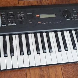 Černý klavírní syntetizátor s bílými a černými klávesami. Na levé straně je nápis YAMAHA a na pravém okraku svisle napsáno 64xw. V horní části panelu…