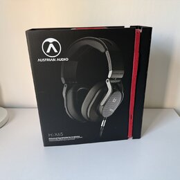 Černá kartonová krabice s červeným pásem na hraně. Na přední straně je fotografie černých sluchátek s logem a nápisem AUSTRIAN AUDIO. Dole je uveden…