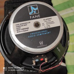 Černý reproduktor s kovovým krytem magnetu. Na horní části je bílo-černý štítek s logem a nápisy FANE, CLASSIC, KP12-150C, 150 WATTS(RMS), 300 WATTS(…