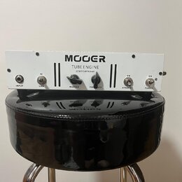 Bílý kytarový koncový zesilovač s nápisy MOOER, TUBE ENGINE a 20W POWERAMP. Přední panel obsahuje vstup INPUT, přepínač HI/LOW, otočný ovladač MASTER…
