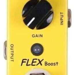 Žlutý kytarový efekt s nápisy FLEX Boost a MOOER. Na horní části jsou tři černé ovládací knoflíky s popisky BASS, VOLUME a TREBLE a vstup DC IN. Upro…