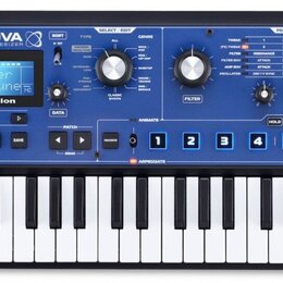 Modrý syntetizátor s klávesnicí a nápisem MININOVA SYNTHESIZER. Na přístroji je vidět displej s textem Vocoder Voc/Tune, logo novation a řada ovládac…