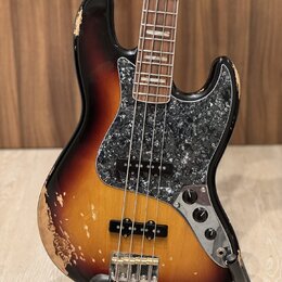 Elektrická basová kytara s trupem v barevném přechodu od žluté přes hnědou k černé. Nástroj má černý pickguard s texturou vlaštovky a hnědý hmatník.…