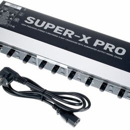 Stříbrný rackový procesor s černým horním panelem a přiloženým napájecím kabelem. Na horní části je velký bílý nápis SUPER-X PRO a pod ním text HIGH-…