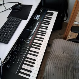 Černý klávesový syntetizátor s bílými a černými klávesami. Na horním panelu je vidět nápis „Roland JUNO-D“. Přístroj obsahuje řadu tlačítek, posuvník…