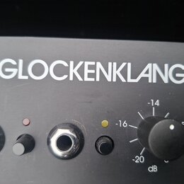 Detailní pohled na černý panel hudebního zařízení s bílým nápisem GLOCKENKLANG. Jsou vidět dva ovládací knoflíky, dvě zásuvky a dvě kontrolní LED dio…