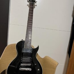 Černá elektrická kytara s dvojstupňovými humbuckery a bílým lemováním těla. Na hlavě je nápis "banez" a logo "Banez". Nástroj vykazuje mírné opotřebe…