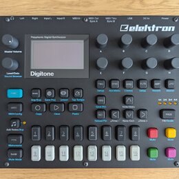 Černý polyfonní digitální syntetizátor s nápisem Elektron v pravém horním rohu a označením Digitone pod displejem. Nad displejem je text Polyphonic D…