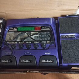 Fialový vokálový procesor s nápisy VOCAL 300 a VOCAL EFFECTS PROCESSOR. Zařízení obsahuje ovládací panel s různými přepínači, knoflíky a digitální di…