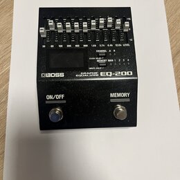 Černý kytarový pedál s nápisy BOSS, GRAPHIC EQUALIZER a EQ-200. Horní část obsahuje deset posuvníků s označením frekvencí od 30 do 12.8k a ovládání L…