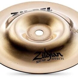 Zlatavý kovový činel s výrazně vyvýšeným středem (kopulkou). Na povrchu jsou černá loga a nápisy Zildjian a SOUND EFFECTS. Povrch je hladký a v dobré…