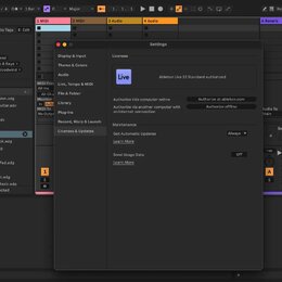 Snímek zachicuje obrazovku počítače s otevřeným softwarem Ableton Live 12. V centru je viditelné okno Settings s nápisem Ableton Live 12 Standard aut…