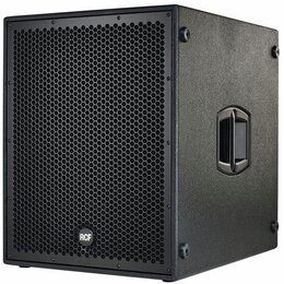 Černý subwoofer v kostkovém provedení s texturovaným povrchem. Přední stranu tvoří kovová mřížka s voštinovým vzorem, ve které je umístěno bílé logo…