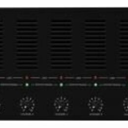 Černý rackový zesilovač s osmi ovládacími knoflíky v dolní části. V levém horním rohu je nápis "APARTO PREMI TRANSFORM-ATTENUATOR 30W". Zařízení má v…