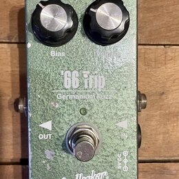 Zelený efekt pedál s kovovým šasi a dvěma černými oválnými knoflíky. Na povrchu jsou nápisy „Bias“, „Volume“, „'66 Trip“ a „Germanium Fuzz“. Ve spodn…