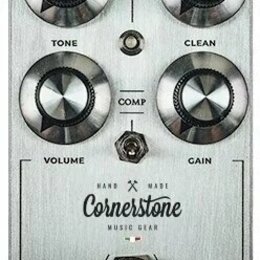 Kovový kytarový předzesilovač stříbrné barvy s nápisem Cornerstone MUSIC GEAR a GLADIO PREAMP. Na horní straně jsou čtyři kovové otočné knoflíky s po…