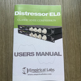 Fotografie zachycuje uživatelskou příručku s nápisem USERS MANUAL. V horní části je zelený pruh s textem Distressor EL8 a CLASSIC KNEE COMPRESSION. U…