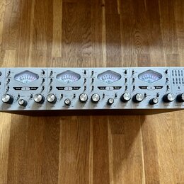 Stříbrný rackový zvukový procesor s nápisem TONE-BLENDING 4-710d UNI PREAMPLIFIER. Zařízení obsahuje čtyři identické kanály, každý s analogovým VU me…