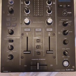 Černý dvoukanálový DJ mixér s nápisem Pioneer DJ v horní části. Na spodním pravém rohu je uveden model 2 CHANNEL DJ MIXER DJM-450. Přístroj obsahuje…