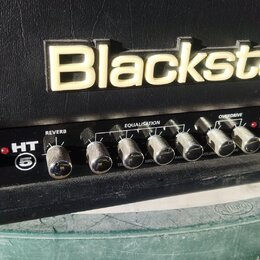 Horní panel kytarového zesilovače značky Blackstar. Na panelu jsou nápisy POWER, STANDBY, HT 5, REVERB, EQUALISATION (s popisky TREBLE, MIDDLE, BASS)…