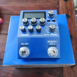 Modrý kytarový pedál s nápisy BOSS SYNTHESIZER SY-200. Zařízení má digitální displej, šest ovládacích knoflíků a dva stoupací spínače s popisky ON/OF…
