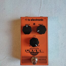 Kytarový efekt pedál v oranžovém provedení. Na horní části je nápis tc electronic a tři černé ovládací knoflíky s popisky SPEED, DEPTH a LFO. Ve spod…