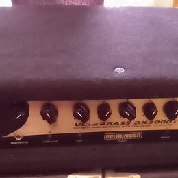 Černý basový zesilovač v pouzdře s kovovými rohy. Na předním zlatavém panelu je nápis ULTRABASS BX3000T a pod ním text 300 WATT BASS AMPLIFIER WITH D…
