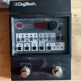 Černý efektový procesor s nápisem Digitech na horní hraně. Na předním panelu je uveden název ELEMENT GUITAR EFFECTS PROCESSOR a jsou umístěny ovládac…