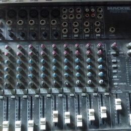 Černý mixážní pult značky MACKIE, model MICRO SERIES 1402-VLZ 16-CHANNEL MIC-LINE MIXER. Zařízení obsahuje několik vstupních kanálů s ovládacími knof…