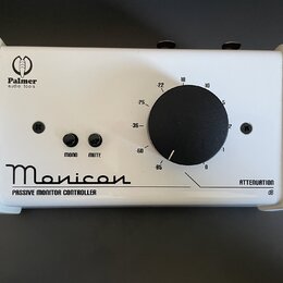 Bílý pasivní monitorovací kontroler s černým ovládacím knoflíkem. Na přístroji jsou nápisy Palmer audio tools, Monicon a PASSIVE MONITOR CONTROLLER.…