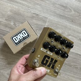 Kytarový efekt pedál zlaté barvy v kovovém provedení. Na zařízení jsou nápisy GH DIABLO, GREGOR HILDEN SIGNATURE a ONKO GERMANY. Pedál má osm černých…